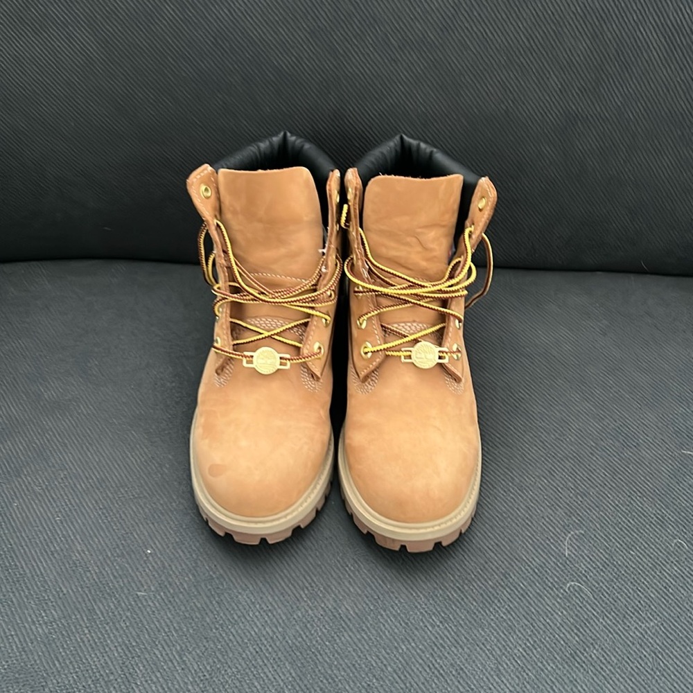 🌲 🌳 FREE SHIPPING Timberland Classic Boot Kids Size 4 (barely worn)🌳🌲